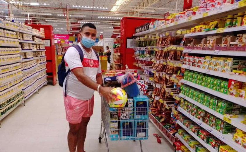 Supermercado que vai fechar fica lotado