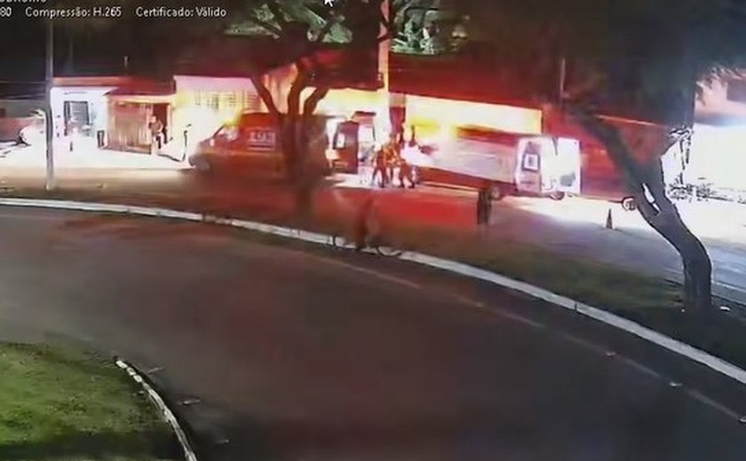 Videomonitoramento registra acidente de moto no Trapiche da Barra; suspeitos portavam arma de fogo