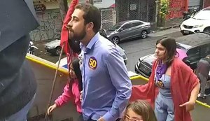 Guilherme Boulos vota em São Paulo acompanhado da família