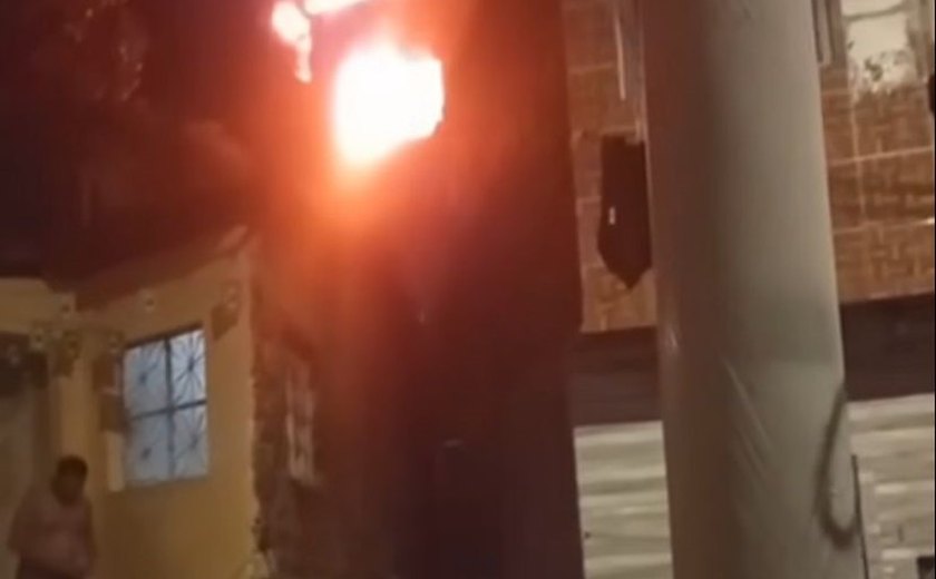 Incêndio destrói móveis e deixa casa com risco de desabamento no Jacintinho