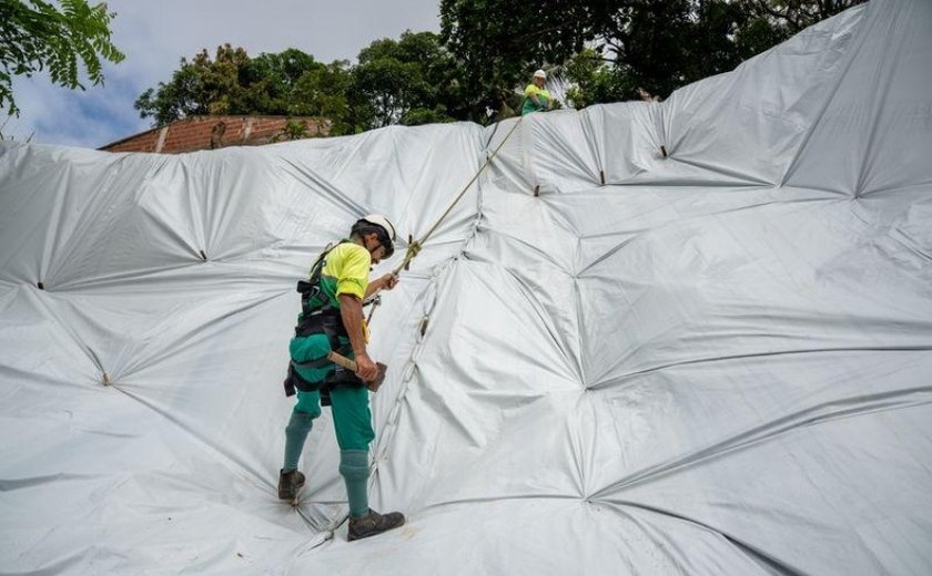 Defesa Civil instala mais de 45 mil m² de lonas em áreas de risco