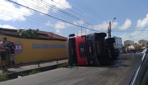 Caminhão tomba após motorista fazer curva em ladeira na Gruta de Lourdes
