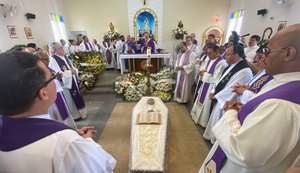 Clero e fiéis se despedem do padre Michael Sandes