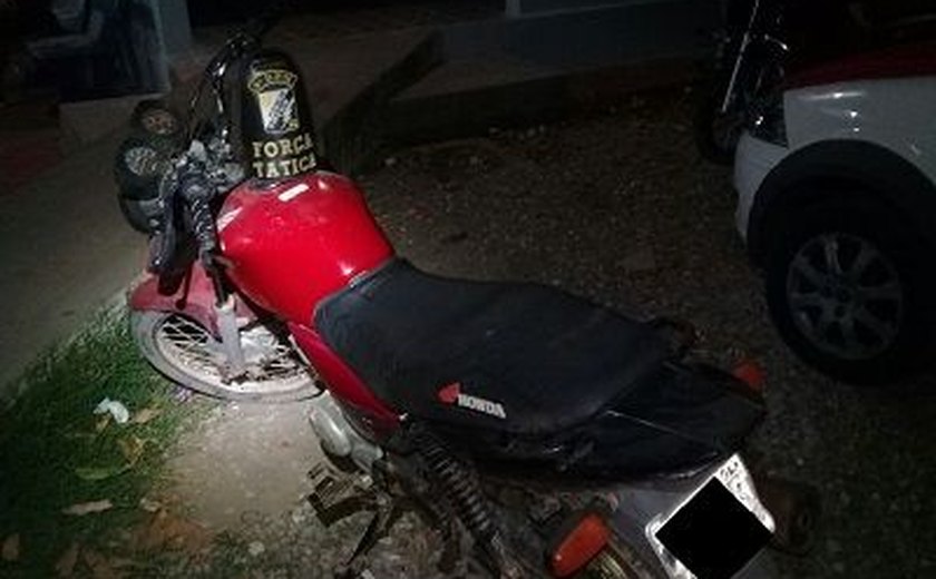 PM prende dois indivíduos após roubo de motocicleta em Arapiraca