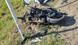 Acidente envolvendo um carro e uma moto deixa duas pessoas mortas na AL-105