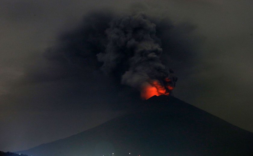 Indonésia realiza retirada imediata de área de vulcão em Bali e fecha aeroporto