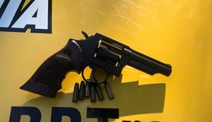 Homem é detido em Maceió por porte ilegal de arma de fogo de uso permitido