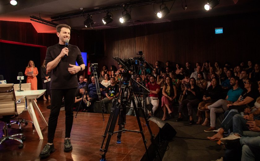 Edição presencial do podcast ‘Papo de quê, Fabiano?’ lota Teatro de Arena pelo segundo ano
