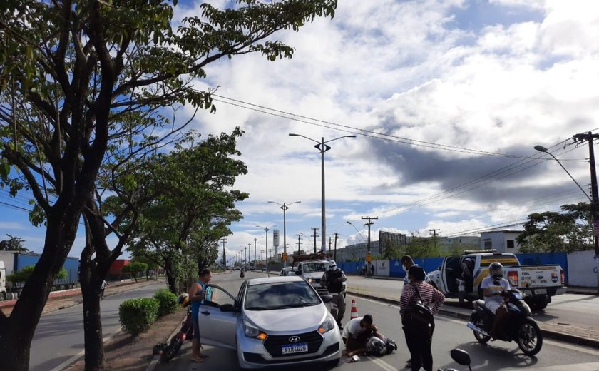 Motoqueiro se distrai e bate na traseira de veículo parado no sinal