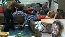 'A Fazenda 12': Raissa Barbosa surta e joga creme na cara dos homens