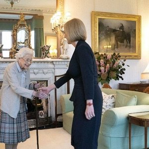 Rainha Elizabeth 2ª nomeia Liz Truss como primeira ministra do Reino