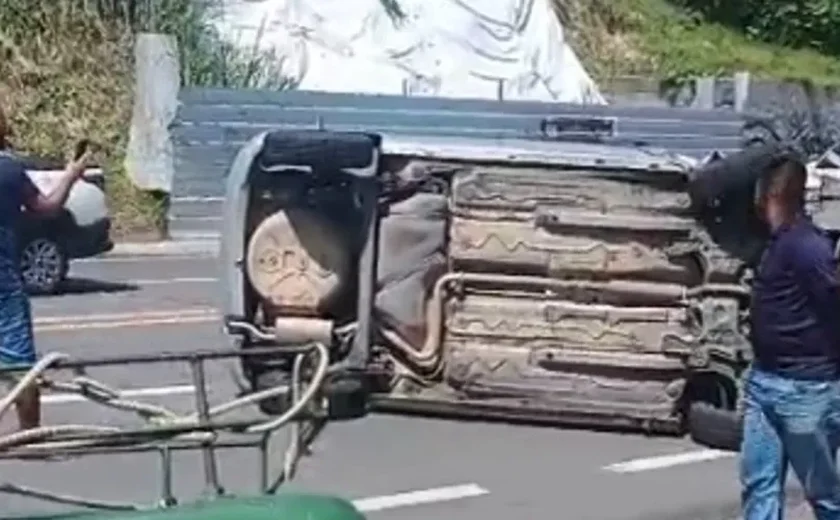 Acidente entre dois carros deixa três feridos na Avenida Leste Oeste, em Maceió