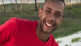 Turista de SP se impressiona com cor de areia de praia em AL e amigo brinca: ''ele nunca viu praia assim não, lá é preta’’