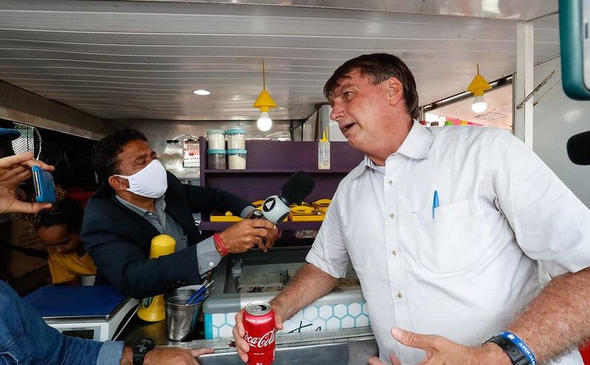 “O certo é tirar de circulação”, diz Bolsonaro sobre jornais e sites que o criticam
