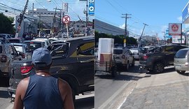 Carro e moto colidem, derrubam poste e motociclista fica ferido na Mangabeiras