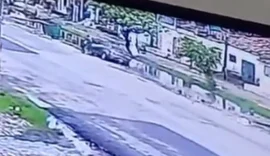 Carro bate em caçamba de lixo e cai dentro de córrego na Levada
