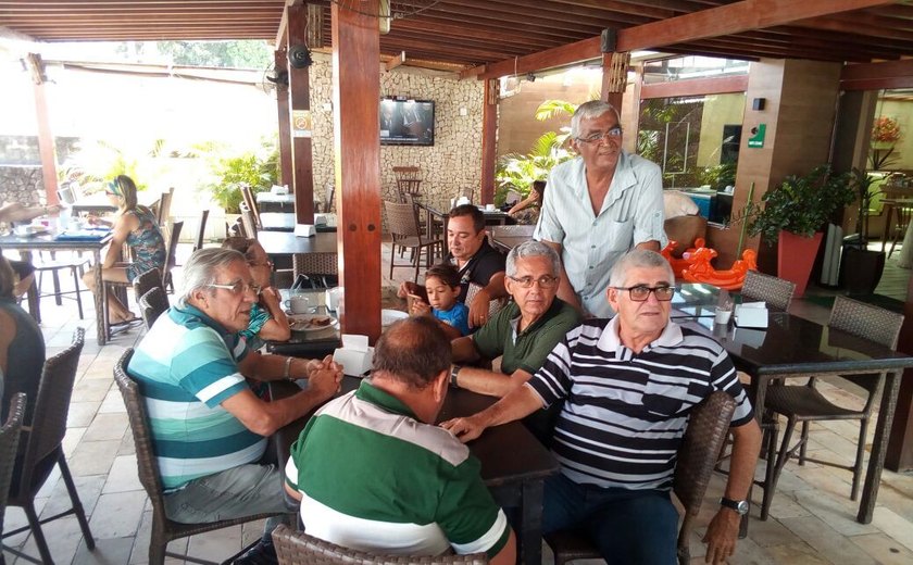 Jornalistas aposentados se reúnem em café da manhã