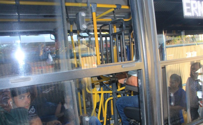 Câmara cobra da SMTT para que empresários de ônibus cumpram remoção das catracas duplas