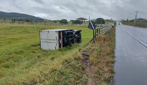 Motorista perde controle de caminhão, colide em estacas e tomba na AL-110