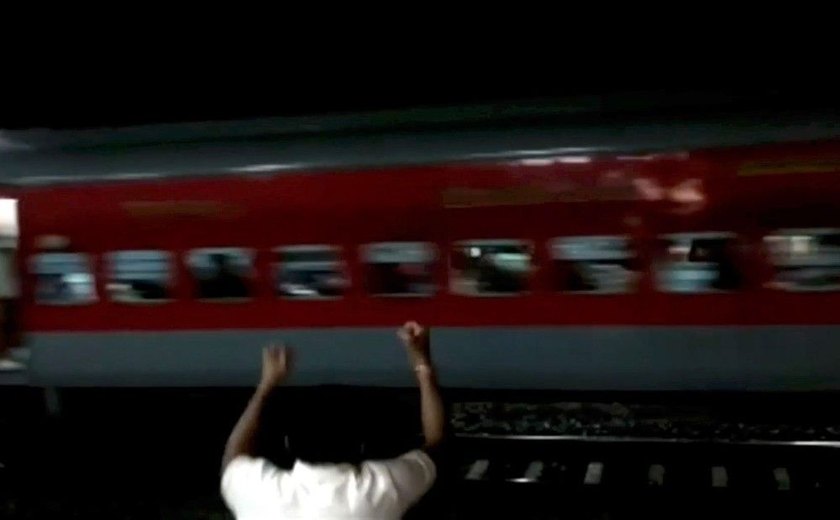 Trem com mil pessoas corre desgovernado por 15 km na Índia