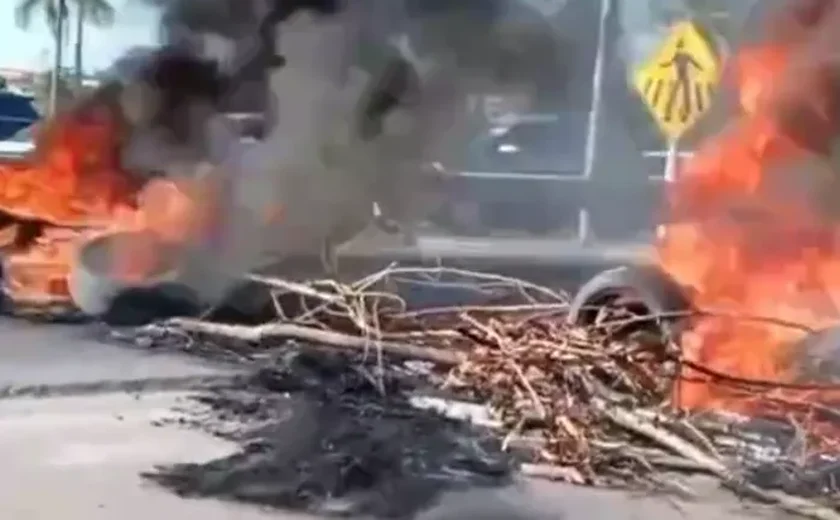 Moradores bloqueiam AL-101 Sul e cobram solução para falta d’água em Marechal Deodoro