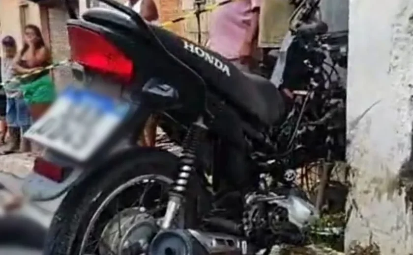Motociclista morre após perder direção do veículo e colidir violentamente contra poste de energia elétrica