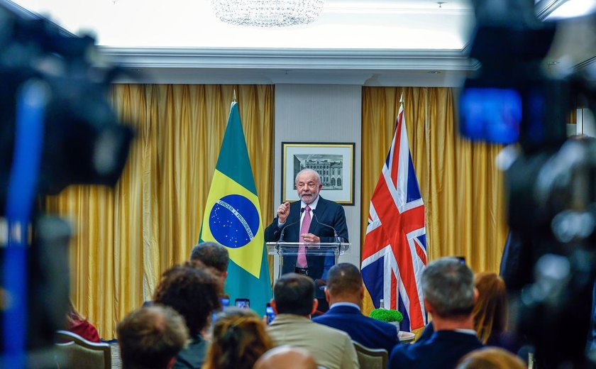 Lula critica manutenção de prisão de Julian Assange