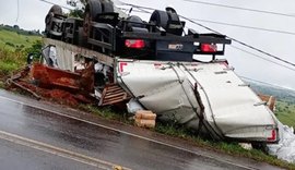 Caminhão-baú capota na AL-110, em Coité do Nóia; duas pessoas ficam feridas