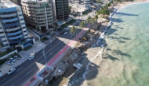 Mais uma barraca tem estrutura comprometida na orla de Maceió