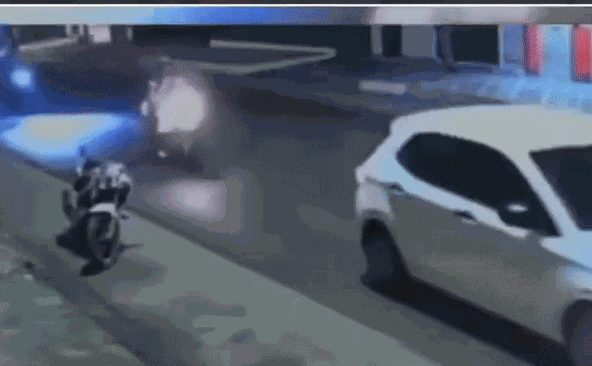 Imagens mostram motociclista quase sendo atropelada por ônibus após perder o controle da moto em Penedo