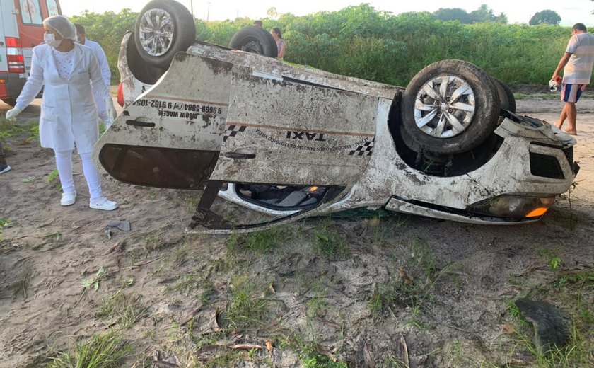 Mulher morre após capotamento de carro na BR-101