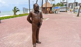 Prefeito Rui Palmeira inaugura escultura do escritor Lêdo Ivo na orla de Jatiúca