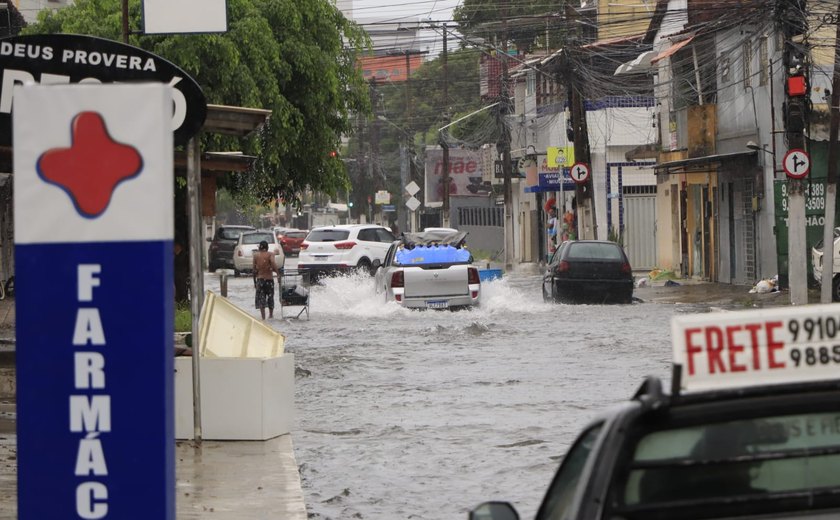 Temporal: chuvas deixam ruas de Maceió cobertas pela água