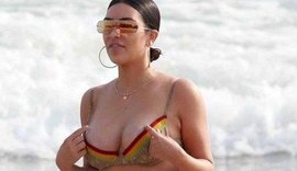 Fim do mito! Kim Kardashian exibe corpo com celulite e 'real' em praia do México