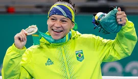 Bia Ferreira vence colombiana na final e é ouro no boxe em Santiago