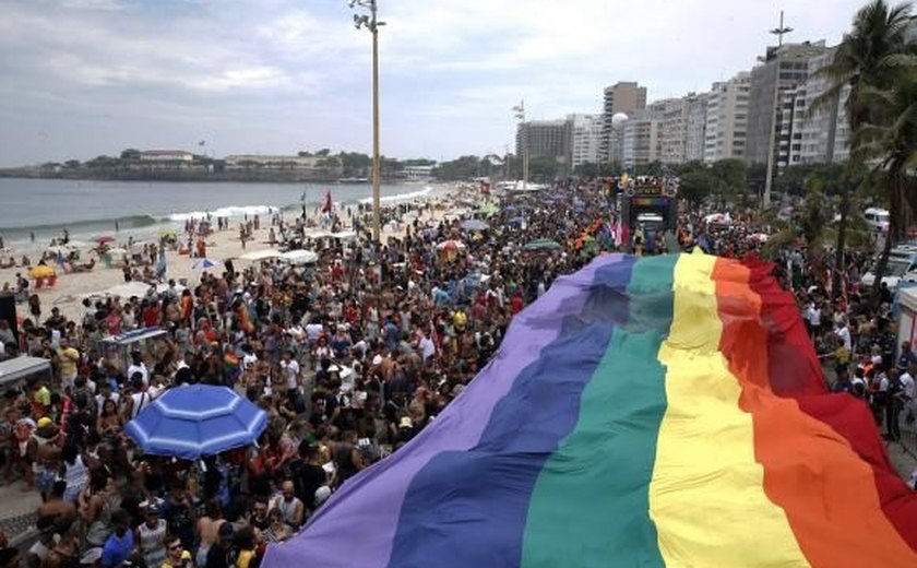Parada do Orgulho LGBT reúne milhares de pessoas na Praia de Copacabana