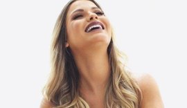 Andressa Suita exibe a gravidez de topless