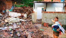 Mulher fica sem casa após deslizamento de terra e tem pertences saqueados