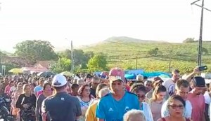 Mais de 4 mil pessoas fazem peregrinação de 6 km até o Morro Santo em Arapiraca