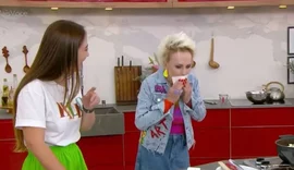 Ana Maria Braga se choca com sabor e cospe receita ao vivo