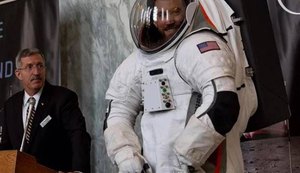 Empresa diz que roupa de astronautas da próxima missão lunar está pronta
