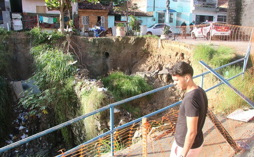 Cratera cresce em favela no Jacintinho e amedronta moradores