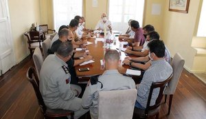 Prefeito Ronaldo Lopes orienta equipe sobre alerta para situação de cheia em Penedo