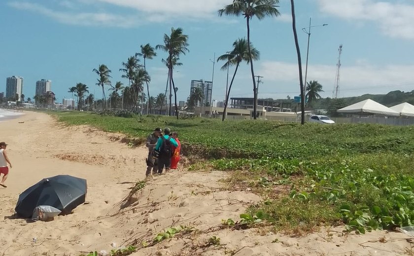 Atleta de handsurf de 57 anos sofre mal súbito e morre dentro do mar em Jacarecica