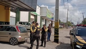 Agentes abordam carro com placa adulterada já flagrado por câmeras do NOI