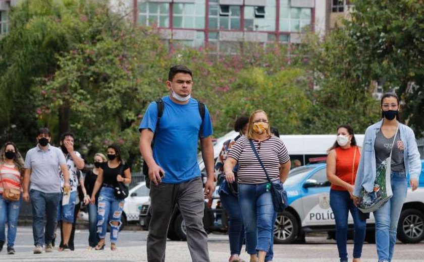 Brasil registra 6.761 novos casos de Covid-19 e mais 130 mortes neste domingo (31)