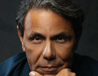 “O Mar Salva Mas Afoga”, de Alexandre Câmara: poesia que resgata memórias, ancestralidades e convoca à travessia