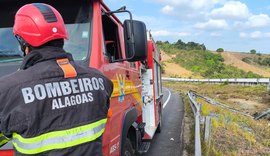 Bombeiros atendem vítimas de colisão com capotamento em São Sebastião
