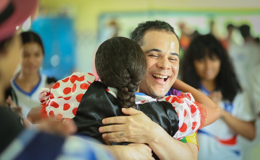 Após 20 anos, professor retorna à escola onde estudou e conquista alunos com a arte