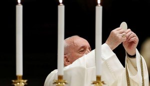 'Sejam mensageiros da vida em tempos de morte', diz papa na véspera da Páscoa